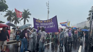 G20, corteo manifestanti su lungomare Copacabana: "Più giustizia e diritti"
