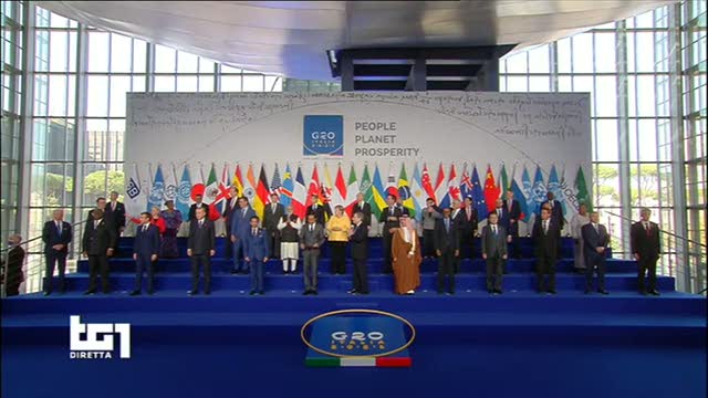 G20 Roma, Johnson in ritardo per foto: "Dov'è Boris?" - Video
