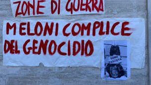 G7, corteo a Fasano: sul muro anche foto di Meloni a testa in giù