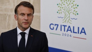 G7, gelo Meloni-Macron alla cena: lui fa il baciamano