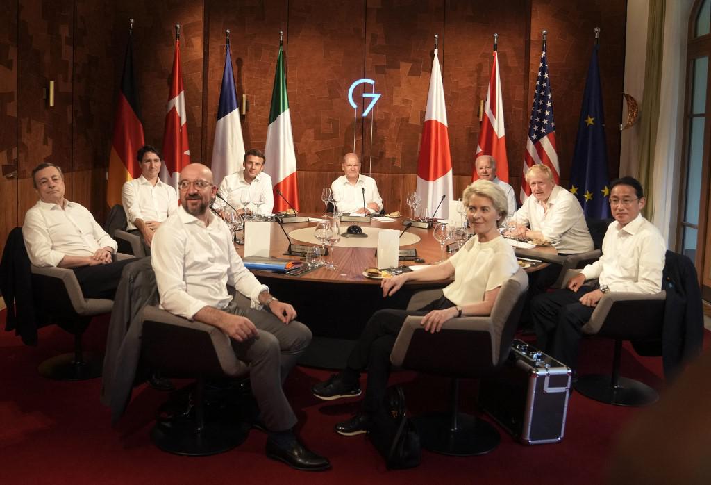 G7, Johnson e Trudeau 'sfottono' Putin