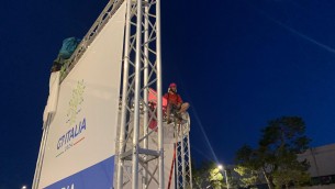 G7, manifestanti su stuttura media center