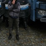 G7, tensioni a corteo dei centri sociali a Torino: uova e fumogeni contro le forze dell'ordine