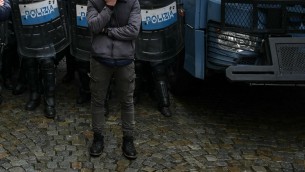 G7, tensioni a corteo dei centri sociali a Torino: uova e fumogeni contro le forze dell'ordine