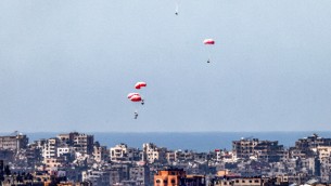 Gaza, 18 morti per raggiungere gli aiuti: 12 sono affogati