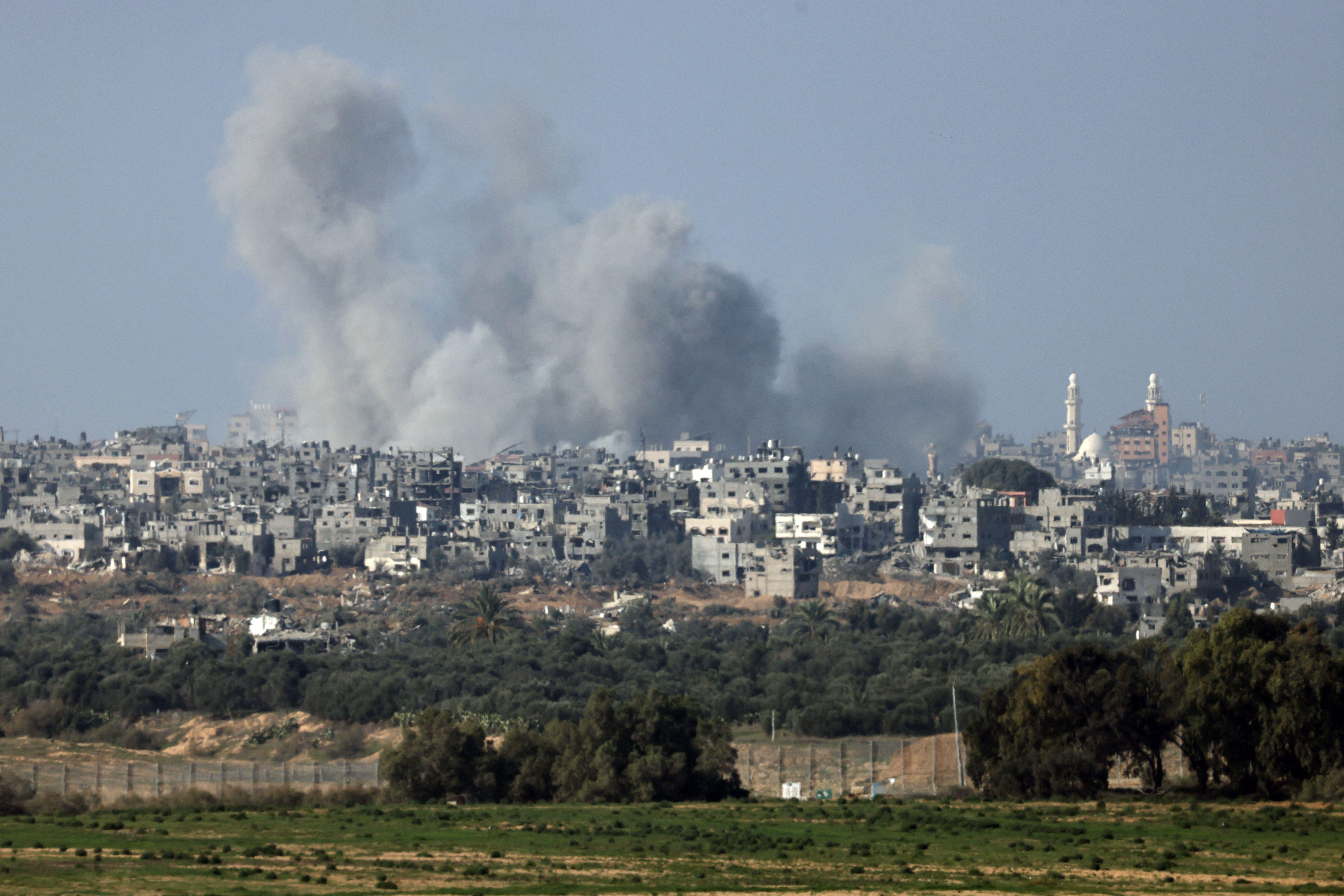 Gaza, decine di morti in raid Israele su due zone abitate
