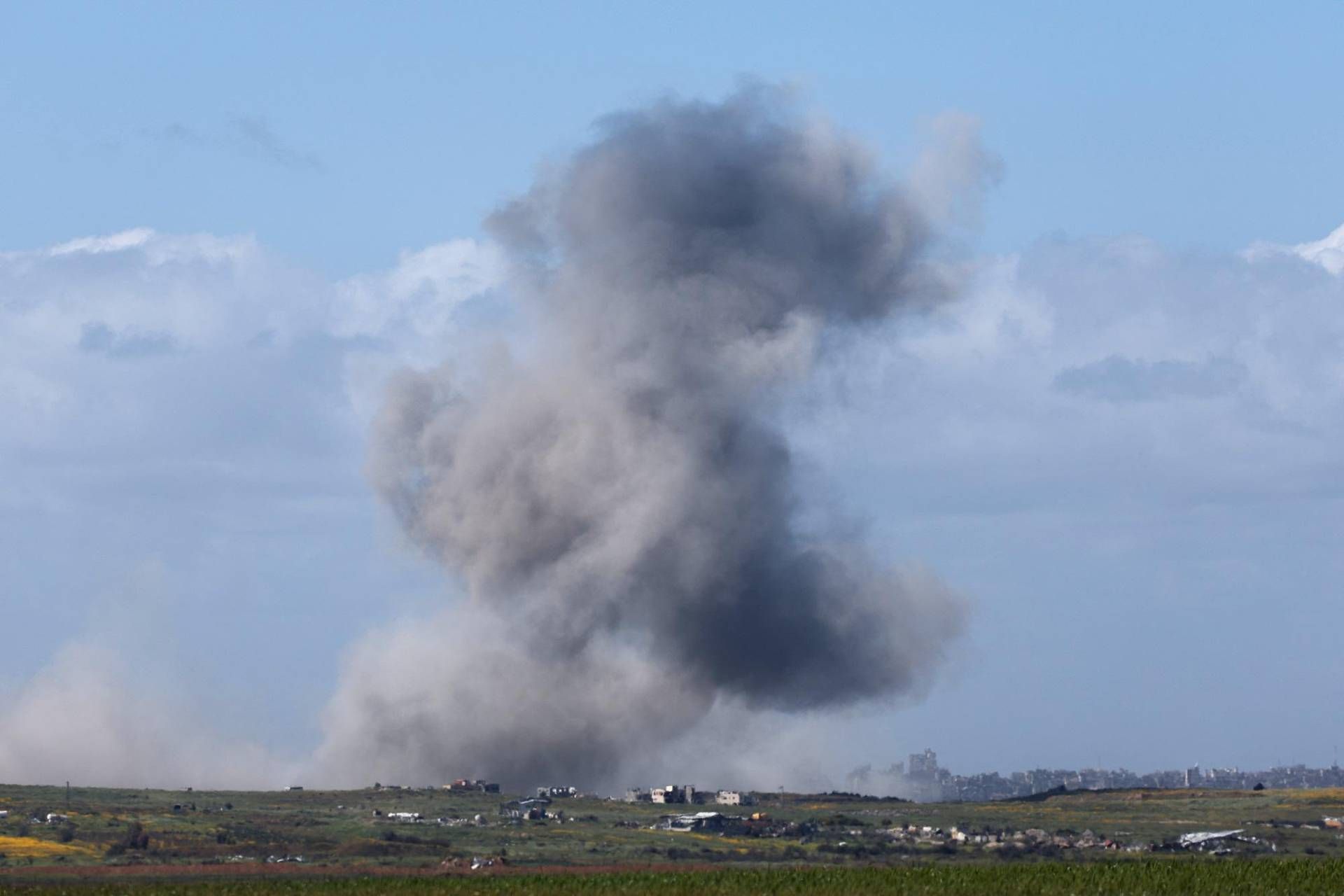 Gaza, media: "Nuovi attacchi Israele, oltre 70 morti e palazzi rasi al suolo"