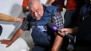 Gaza, raid Israele gli uccide la famiglia: le lacrime del giornalista di Al Jazeera - Video