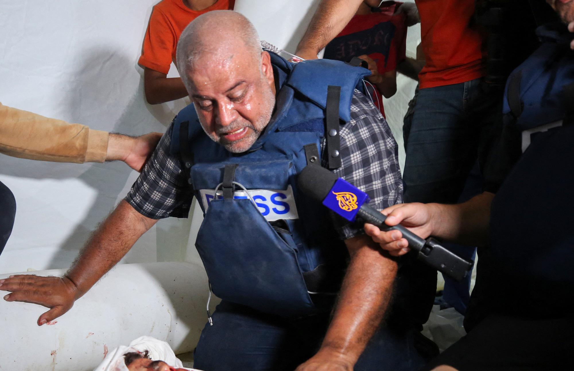 Gaza, raid Israele gli uccide la famiglia: le lacrime del giornalista di Al Jazeera - Video