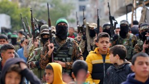 Gaza, sfida a Netanyahu sul palco di Hamas per il rilascio dei tre ostaggi
