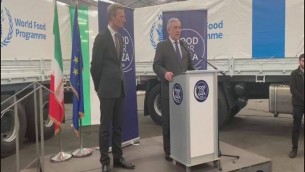 Gaza, Tajani consegna 15 camion con aiuti - Video