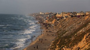 Gaza, Trump spiega il suo piano: "Non servono soldati Usa, ce la consegna Israele"