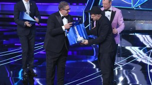 Geolier e i fischi a Sanremo, la difesa della coach: "Ha una voce da baritono incredibile"