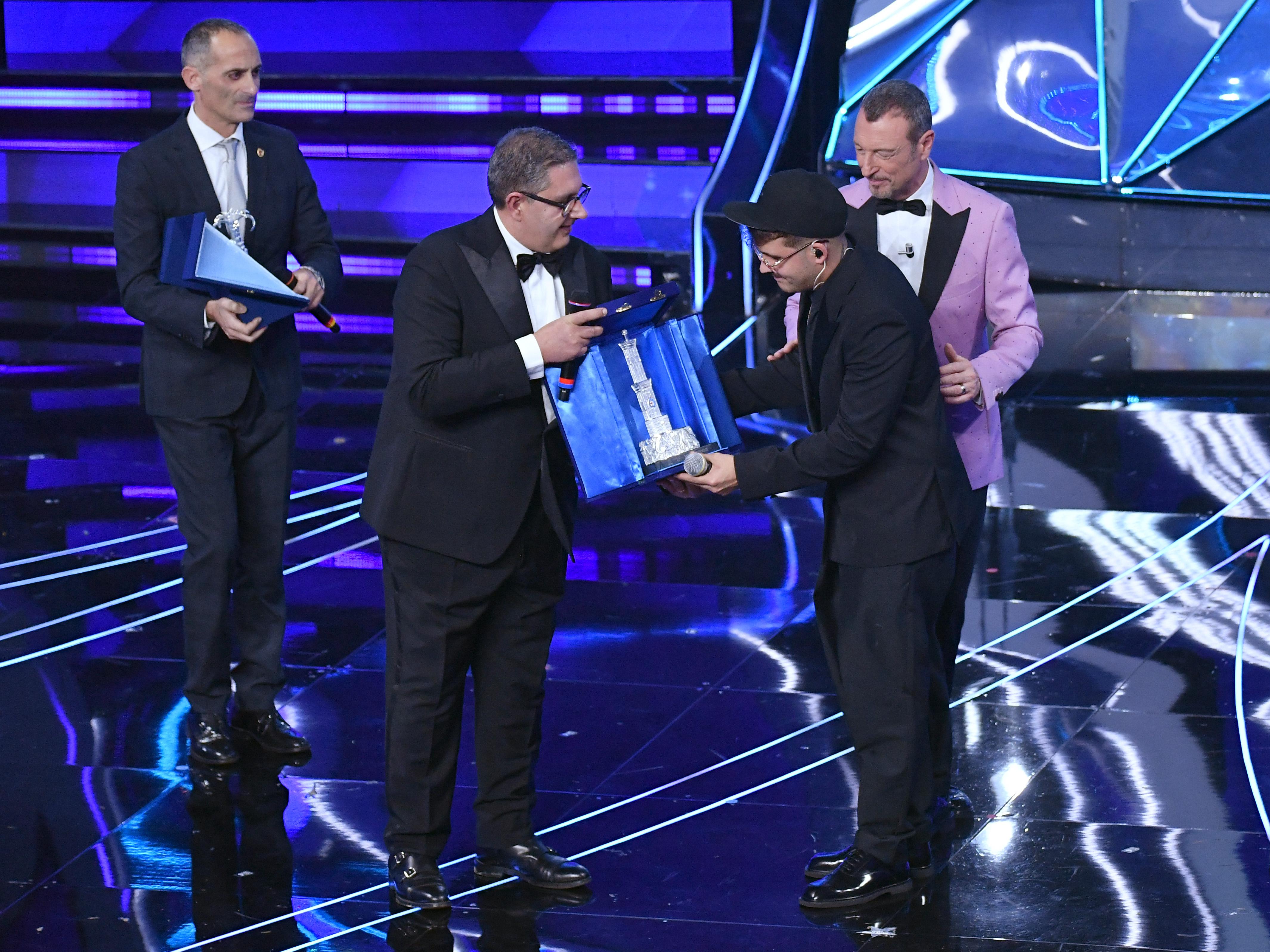 Geolier e i fischi a Sanremo, la difesa della coach: "Ha una voce da baritono incredibile"
