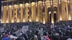 Georgia, migliaia in piazza contro legge agenti stranieri: lacrimogeni contro folla - Video