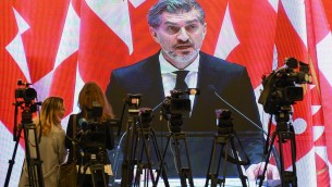 Georgia, si insedia nuovo presidente: migliaia di manifestanti pro-Ue protestano davanti al Parlamento