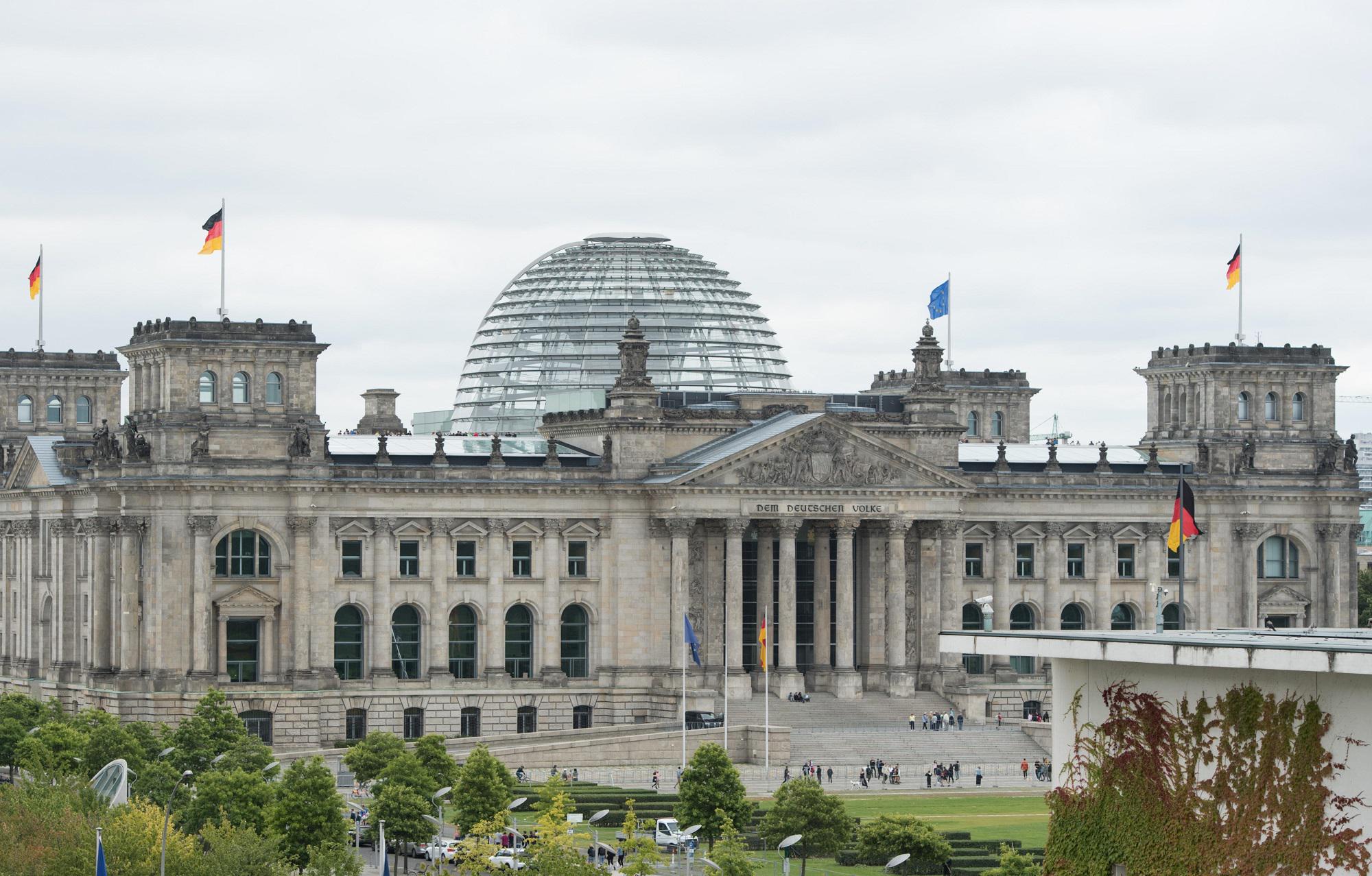 Germania, arrestati 25 estremisti destra: pianificavano assalto al Bundestag