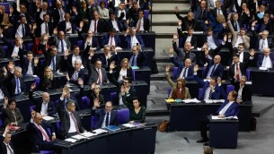 Germania, respinta nuova legge su migranti: Afd attacca