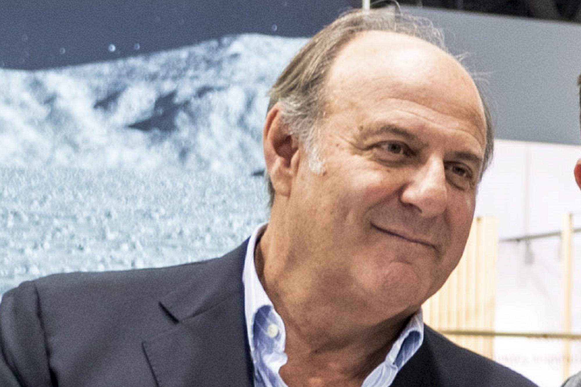 Gerry Scotti ci riprova: "Chiederò a Meloni come rinunciare alla pensione da parlamentare"