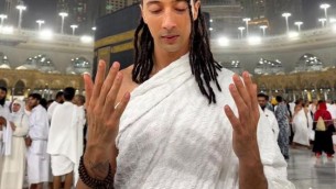 Ghali alla Mecca per il Ramadan, il rapper pellegrino nella foto sui social