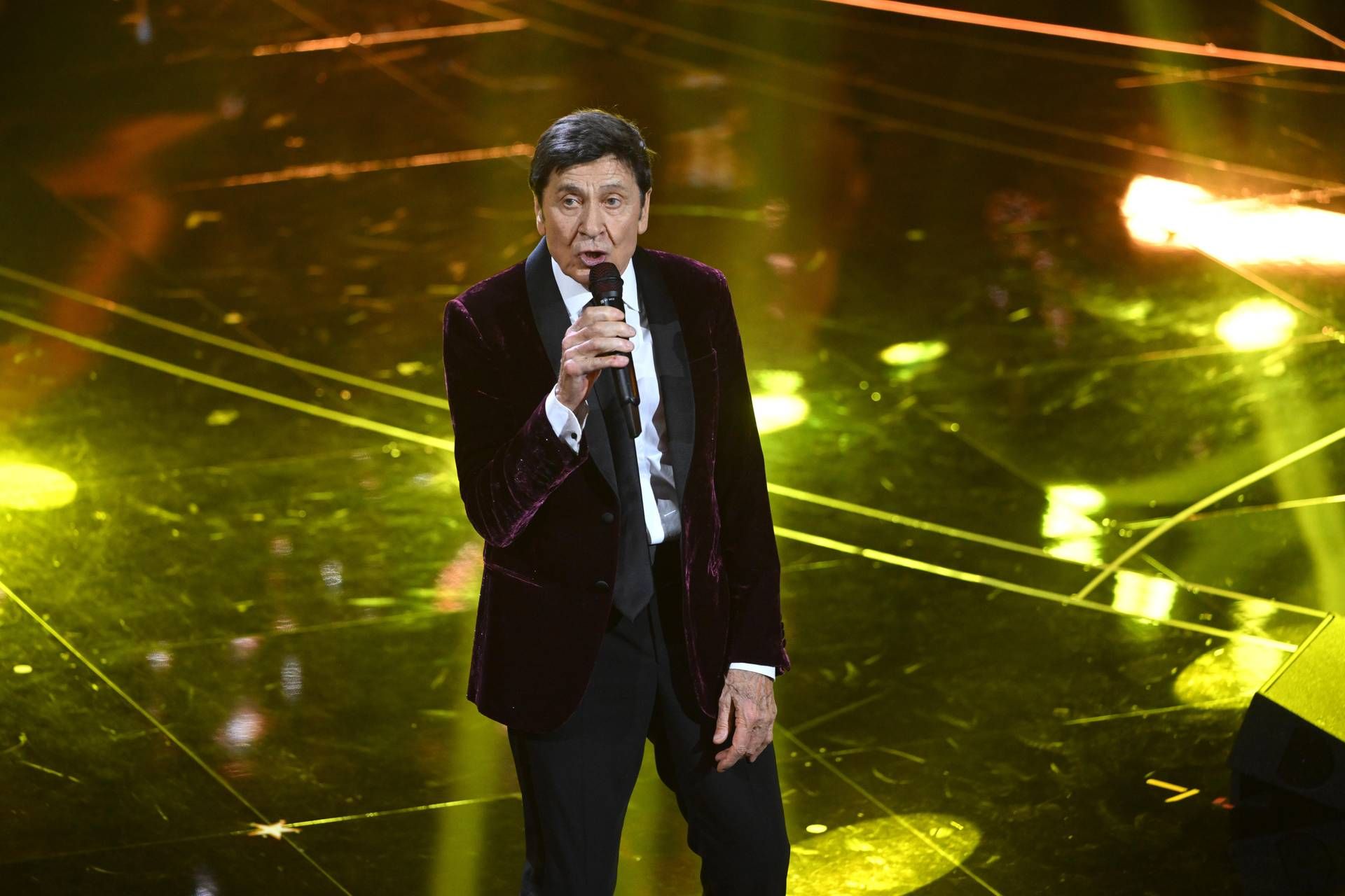 Gianni Morandi, il video sul bus a Bologna: "Non ho una lira per il taxi"