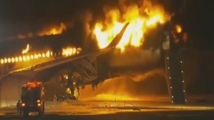 Giappone, aereo in fiamme a Tokyo: palla di fuoco in pista - video