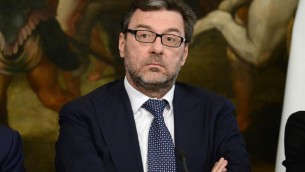Giorgetti: "Imprese tormentate da burocrazia che evolve in 'scannocrazia'"