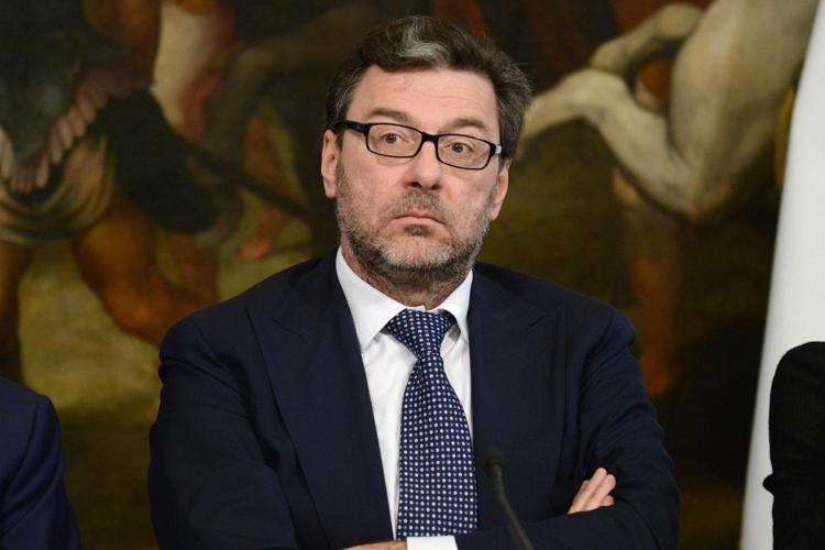 Giorgetti: "Imprese tormentate da burocrazia che evolve in 'scannocrazia'"