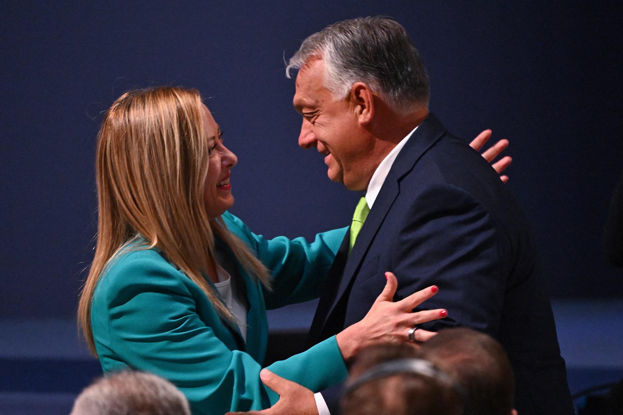 Giorgia Meloni a Budapest, abbraccio con Orban al summit su natalità e famiglia