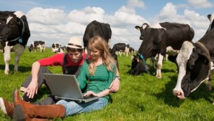 giovani-agricoltori-allevatori-computer-internet-by-ivonne-wierink-fotolia-750x500-660x330