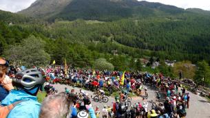 Giro d'Italia 2022, Hirt vince sedicesima tappa