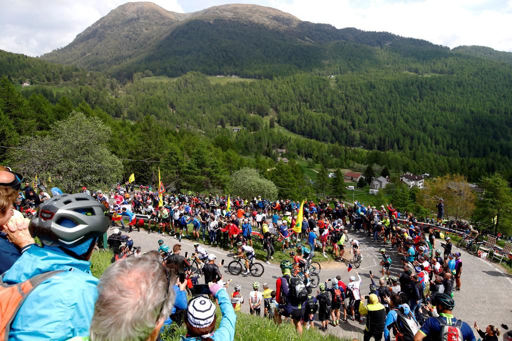 Giro d'Italia 2022, Hirt vince sedicesima tappa