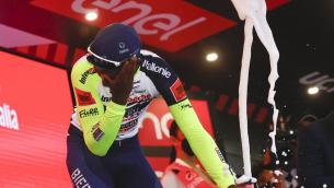 Giro d'Italia 2022, tappo spumante nell'occhio: Girmay si ritira