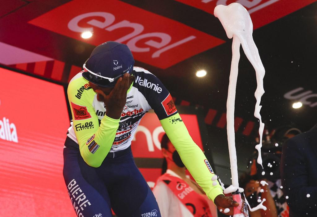 Giro d'Italia 2022, tappo spumante nell'occhio: Girmay si ritira