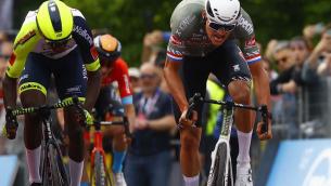 Giro d'Italia 2022, van der Poel prima maglia rosa