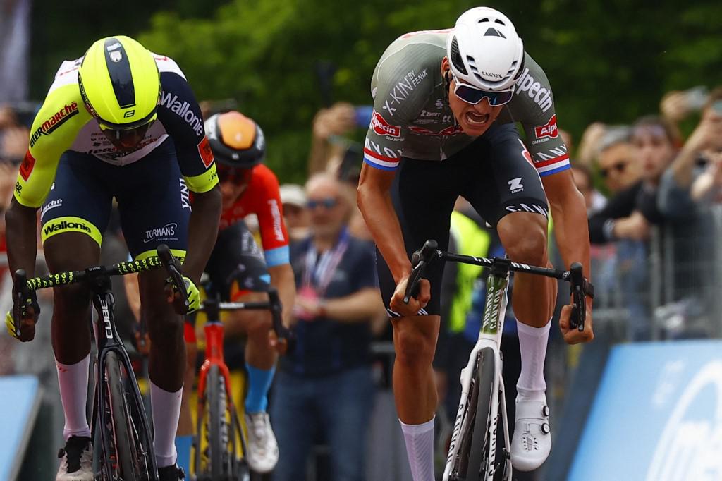 Giro d'Italia 2022, van der Poel prima maglia rosa