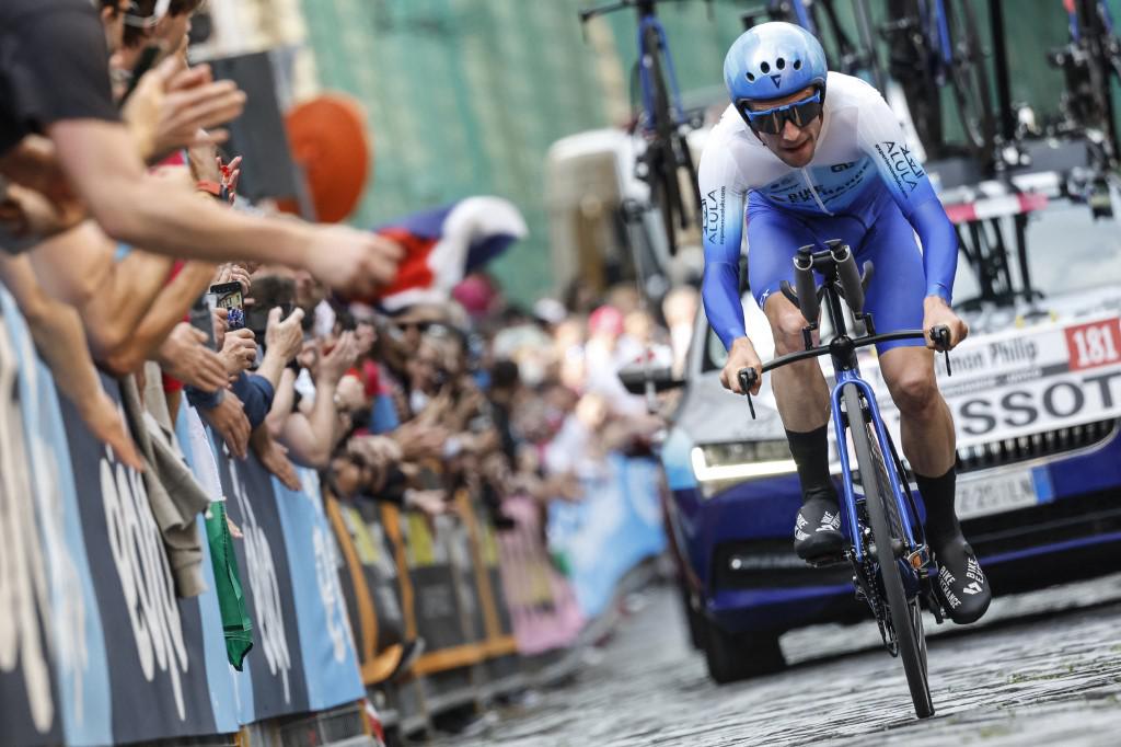 Giro d'Italia 2022, Yates vince crono e Van der Poel resta maglia rosa
