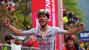 Giro d'Italia 2023, Almeida vince 16a tappa e Thomas torna maglia rosa