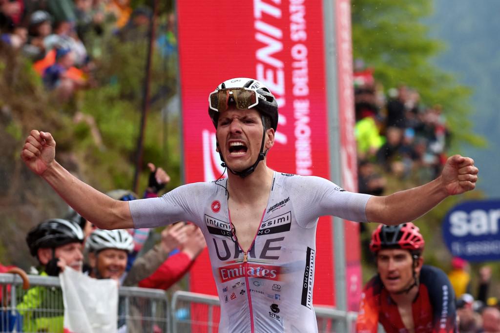 Giro d'Italia 2023, Almeida vince 16a tappa e Thomas torna maglia rosa