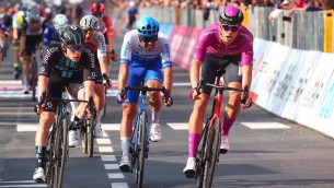 Giro d'Italia 2023, Dainese vince 17a tappa al fotofinish