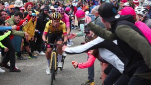 Giro d'Italia 2023, Roglic vince 20esima tappa e conquista maglia rosa