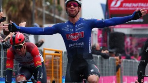Giro d'Italia 2023, volata tra le cadute: Groves vince quinta tappa