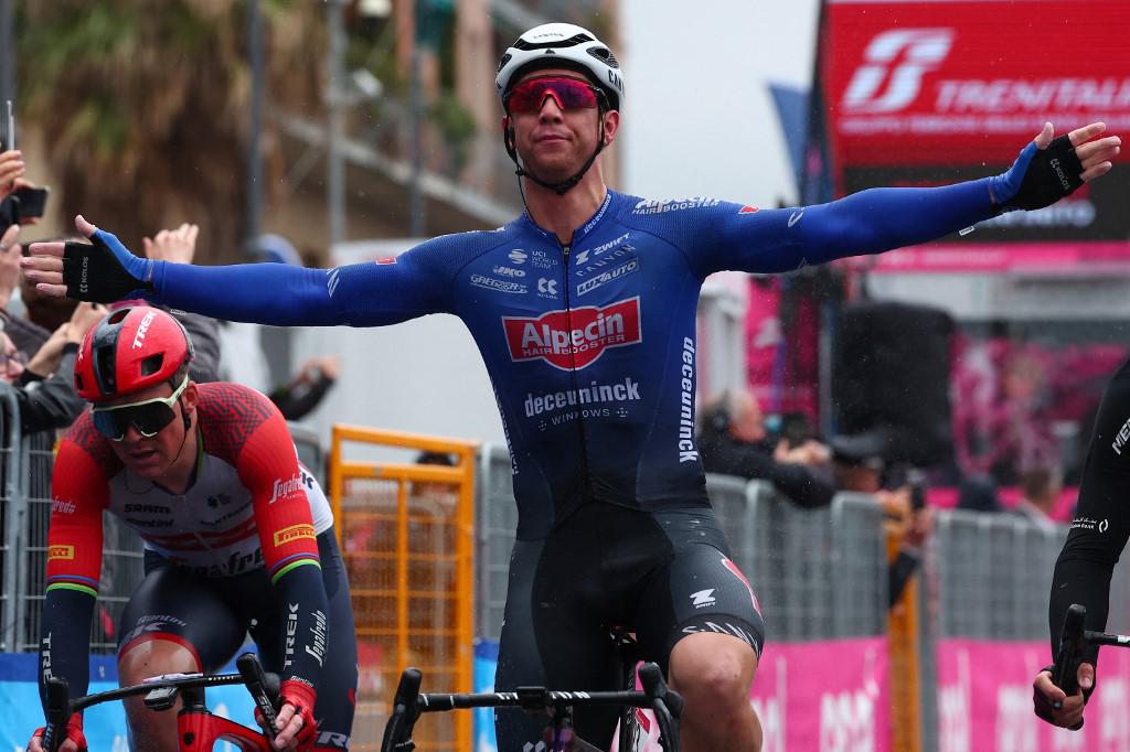 Giro d'Italia 2023, volata tra le cadute: Groves vince quinta tappa