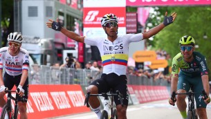 Giro d'Italia 2024, Narvaez vince la prima tappa ed è maglia rosa
