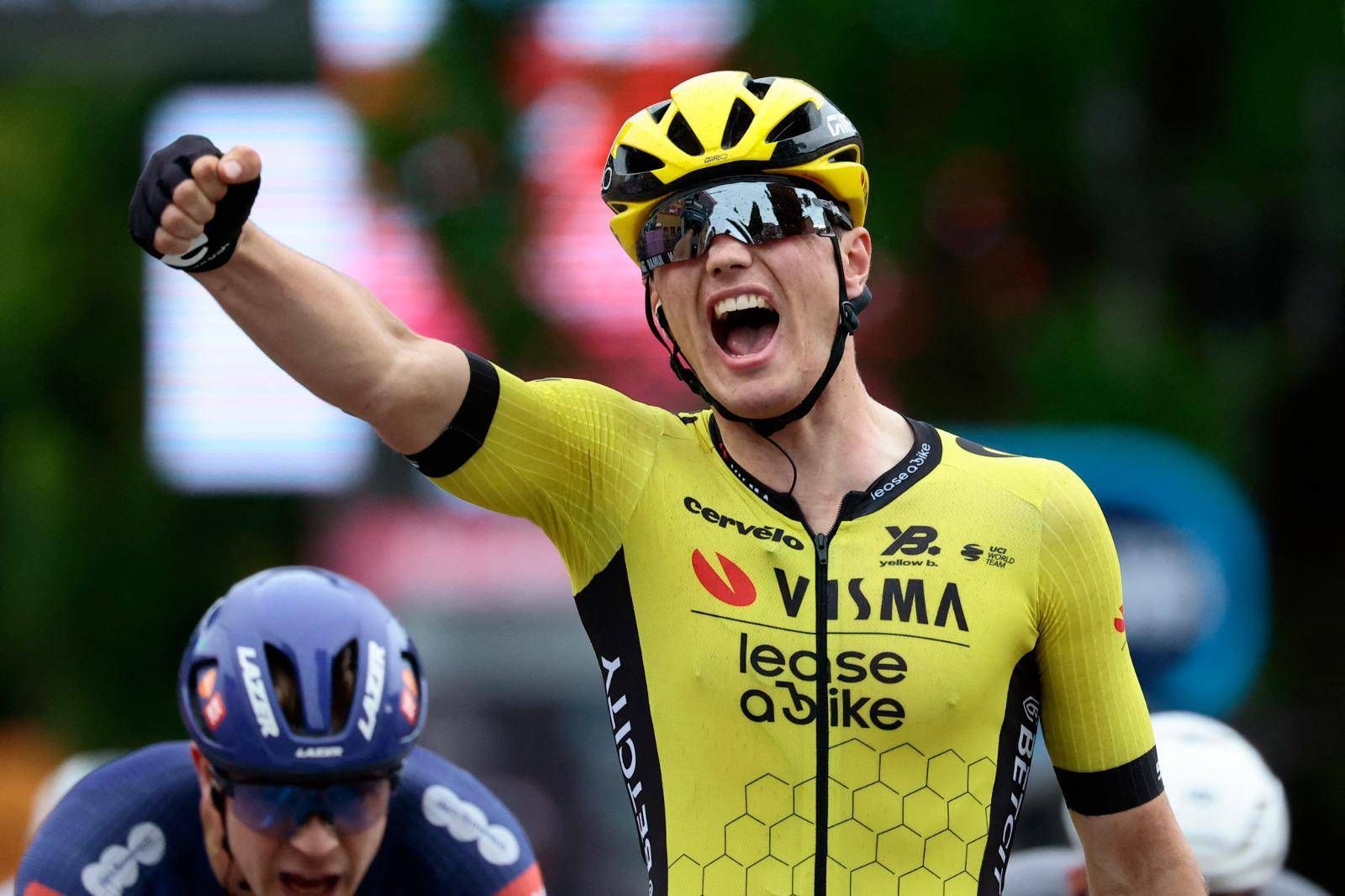 Giro d'Italia 2025, Kooij vince in volata la dodicesima tappa