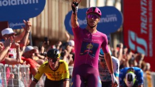 Giro d'Italia, Milan vince tredicesima tappa e Pogacar sempre maglia rosa