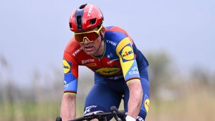 Giro d'Italia, Pedersen vince la terza tappa e torna in maglia rosa