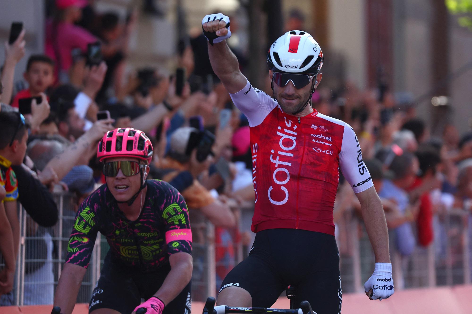 Giro d'Italia, Thomas vince la quinta tappa in volata: battuto Pietrobon