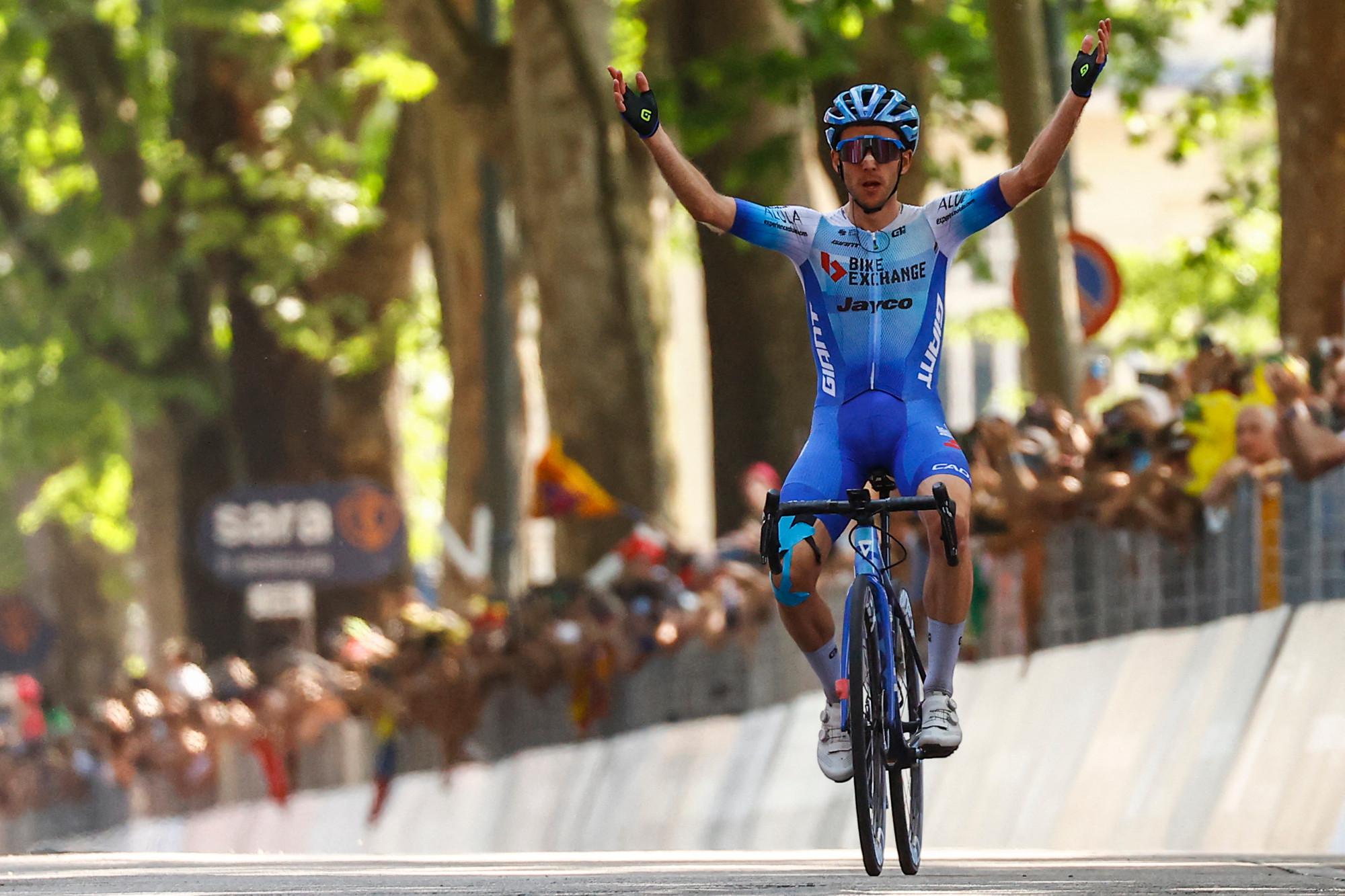 Giro d'Italia, Yates trionfa a Torino