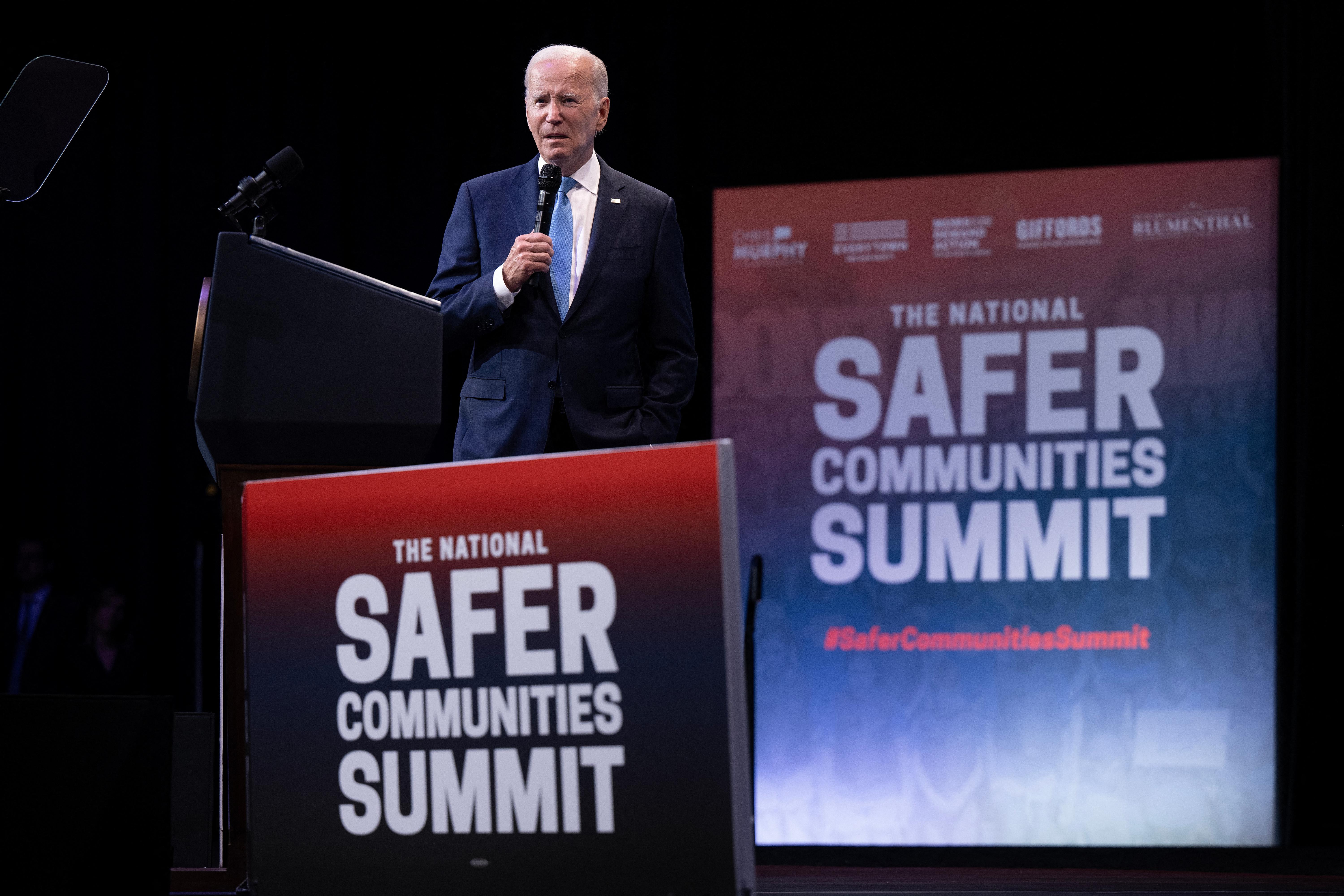 "God save the Queen", frase di Biden lascia tutti a bocca aperta